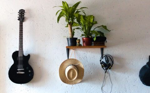 best-guitar-wall-mounts-and-hangers